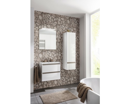 Badezimmer mit Waschtischunterschrank, Spiegelschrank und Hochschrank vor Steinwand