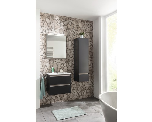 Badezimmer mit Waschtischunterschrank, Spiegelschrank, Hochschrank und Steinwand