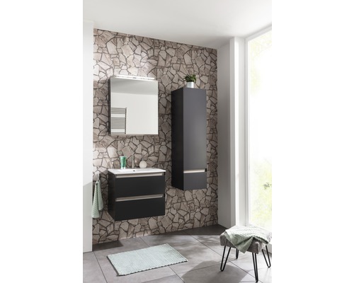 Badezimmer mit Waschtisch, Spiegel, Hängeschrank und Hocker vor Steinwand