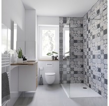 Salle de bains lumineuse avec douche, toilettes, lavabo et miroir