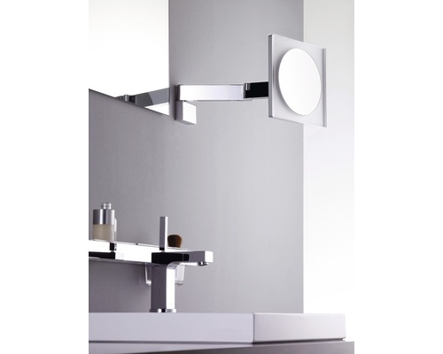 Badezimmer Waschbecken mit Armatur und Kosmetikspiegel