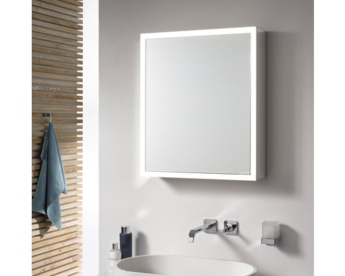 Badezimmer mit beleuchtetem Spiegelschrank, Waschbecken und Armatur