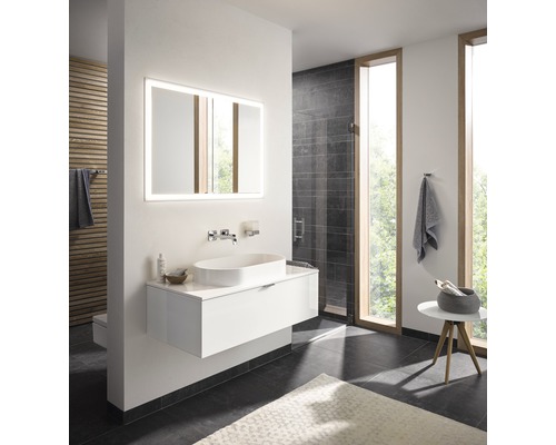 Modernes Badezimmer mit Waschtisch, Spiegel mit Beleuchtung und Dusche