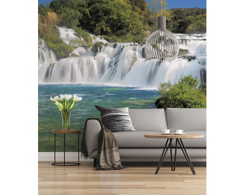 Wohnzimmer mit Wasserfalltapete, Sofa und Beistelltischen