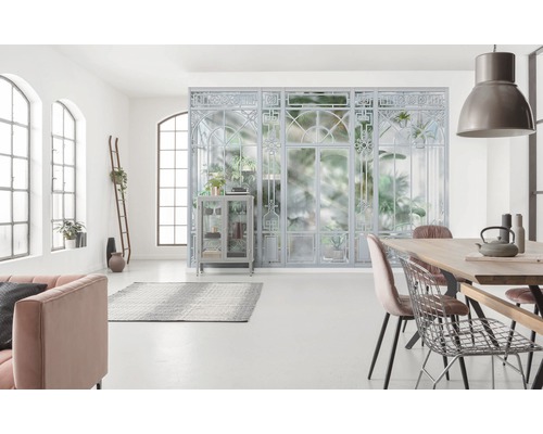 Helles Wohnzimmer mit Fensterfront, Esstisch, Stühlen und Dekoration