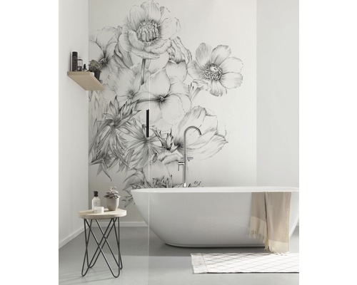Salle de bain lumineuse avec baignoire îlot et motif floral mural