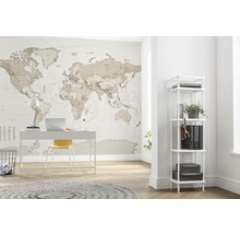 Arbeitszimmer mit Schreibtisch, Regal und Weltkarte an der Wand