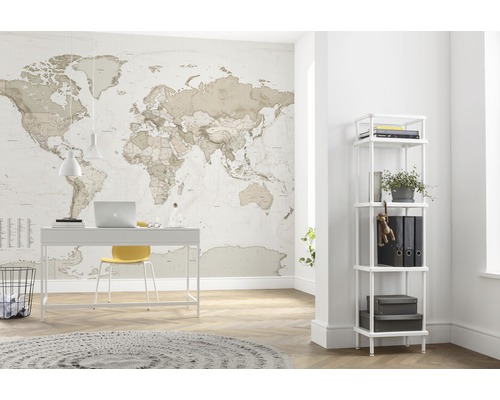 Arbeitszimmer mit Schreibtisch, Regal und Weltkarte an der Wand