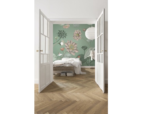 Schlafzimmer mit floraler Tapete, Bett und Holzboden