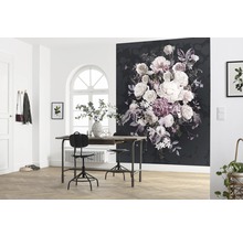 Pièce décorative avec un papier peint photo noir à motifs floraux, une table, des chaises et des plantes