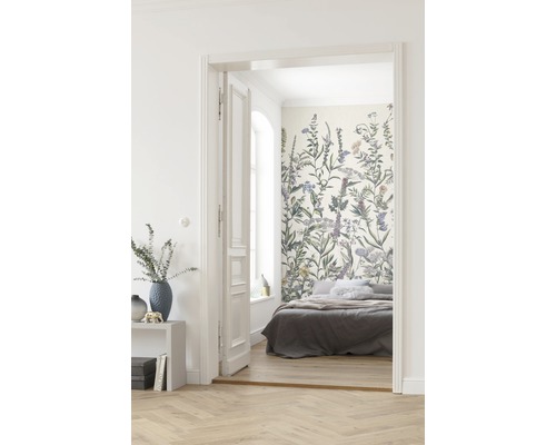 Schlafzimmer mit floraler Tapete, Bett und Holzboden