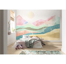 Helles Schlafzimmer mit Bergmotiv-Tapete, Bett und Rollschuhen