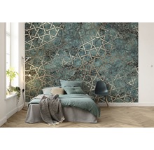 Schlafzimmer mit gemusterter Tapete, Bett und Stuhl