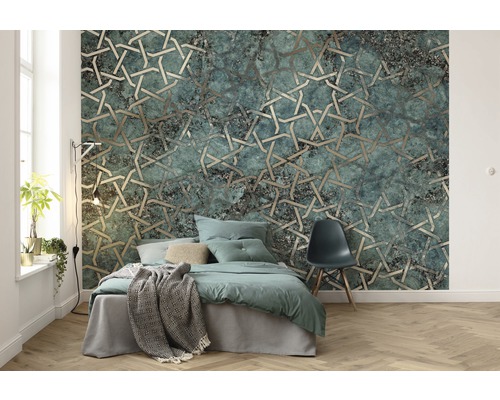Schlafzimmer mit gemusterter Tapete, Bett und Stuhl