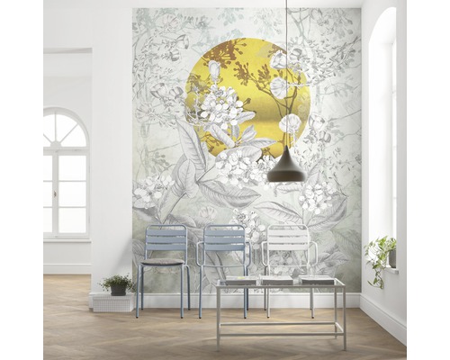 Wohnraum mit Fototapete mit Pflanzenmotiv und goldenem Kreis