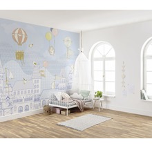 Chambre d''enfant avec papier peint à motifs d''animaux, lit et fenêtres
