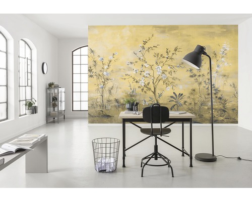 Bureau lumineux avec papier peint à motifs, bureau, chaise et lampadaire