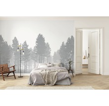 Schlafzimmer mit Waldtapete, Bett, Sessel, Stehlampe und offener Tür