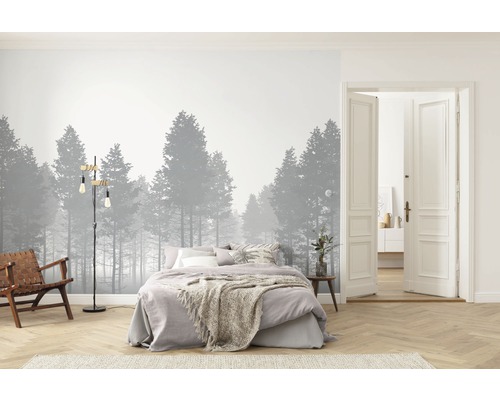 Schlafzimmer mit Waldtapete, Bett, Sessel, Stehlampe und offener Tür
