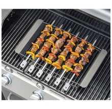 Brochettes grillées avec viande et légumes sur une grille de barbecue.