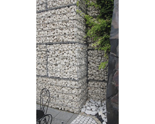 Mur de gabions avec remplissage en pierre à l''extérieur