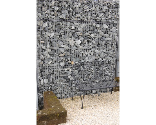 Mur de gabions avec un banc dans le jardin