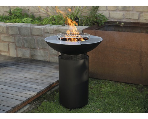 Feuerstelle mit Grillfunktion im Garten