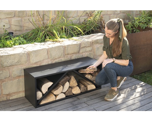 Brennholzregal aus Metall mit Holzscheiten im Aussenbereich