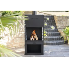 Westmann Grillkamin mit Holzfeuer im Garten