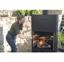 Frau grillt mit dem Westmann Grill im Garten
