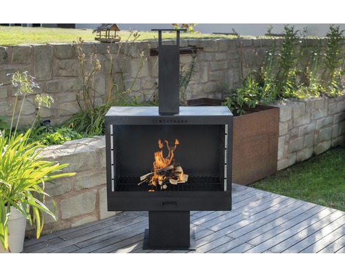 Westmann Feuerstelle mit Holz auf Terrasse