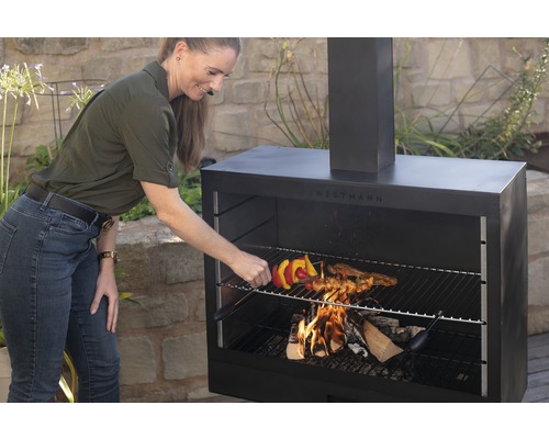 Frau grillt Gemüsespieße auf einem Westmann Grill