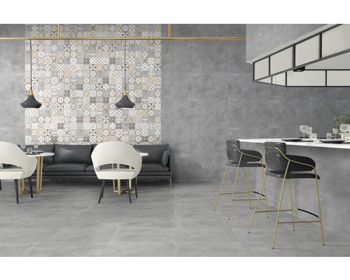 Helles Interieur mit Bodenfliesen, Stühlen, Barhockern und Wandfliesen