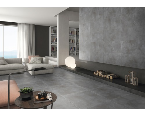 Salon lumineux avec carrelage de sol gris, cheminée et étagères