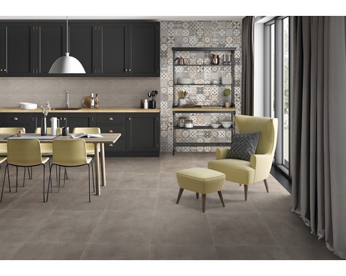 Espace de vie lumineux avec table à manger, chaises, armoires de cuisine, étagère et fauteuil