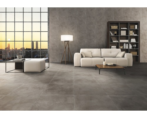 Heller Wohnraum mit Fliesenboden, Sofa und Bücherregal