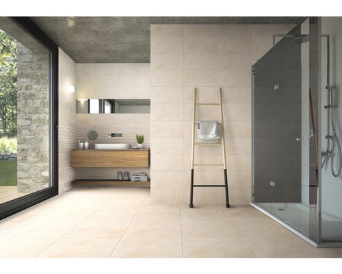 Helles Badezimmer mit Dusche, Waschtisch und Handtuchleiter vor beigen Fliesen