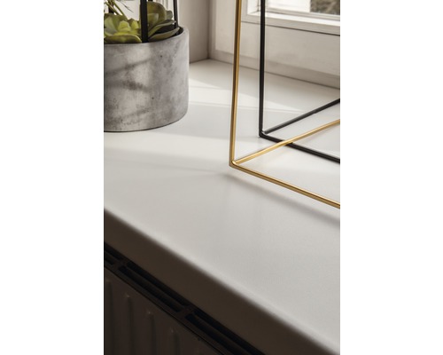 Fensterbank mit Dekoration