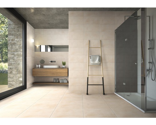 Helles Badezimmer mit Fliesen, Dusche, Waschbecken und Dekoleiter