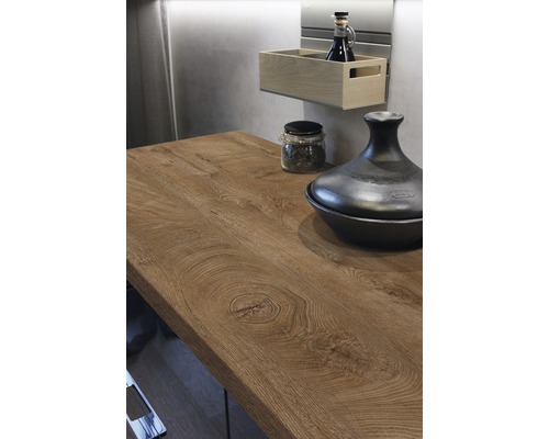 Küchenszene mit Holzarbeitsplatte, Behälter und Gewürzglas