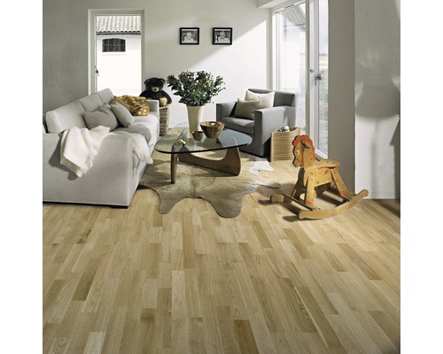 Heller Wohnraum mit Holzboden, Sofa, Sessel, Tisch und Holzpferd