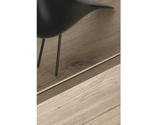 Sol stratifié décoratif avec structure en bois et décoration d''oiseau.