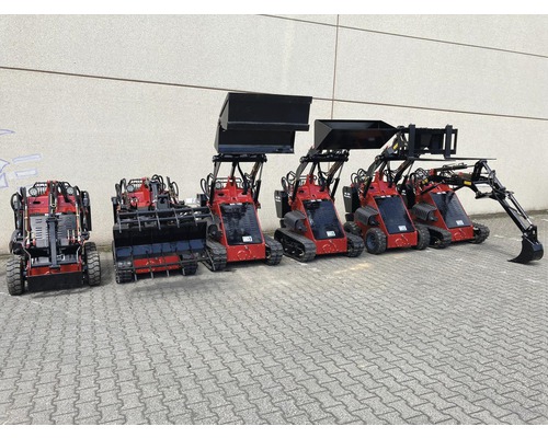 Rangée de chargeuses compactes rouges avec divers accessoires tels que des godets et un bras d''excavatrice