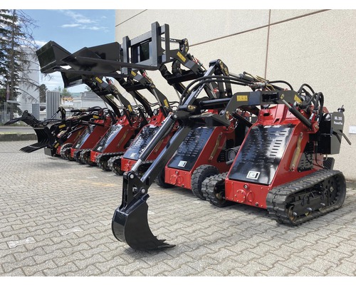 Plusieurs mini-pelles rouges avec différents accessoires