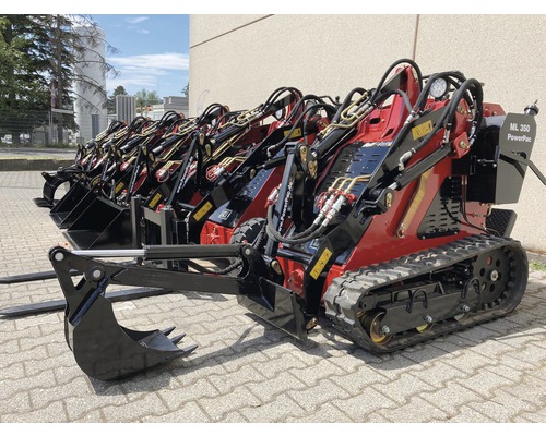 Plusieurs mini-chargeuses compactes sur chenilles avec godet et fourches à palettes