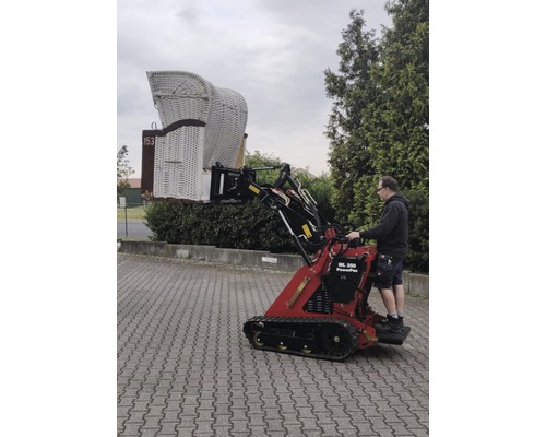 Minilader transportiert Strandkorb