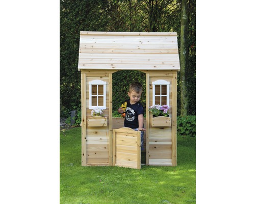 Maisonnette en bois avec enfant dans le jardin