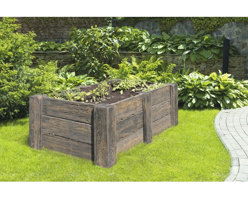 Jardinière surélevée imitation bois dans le jardin