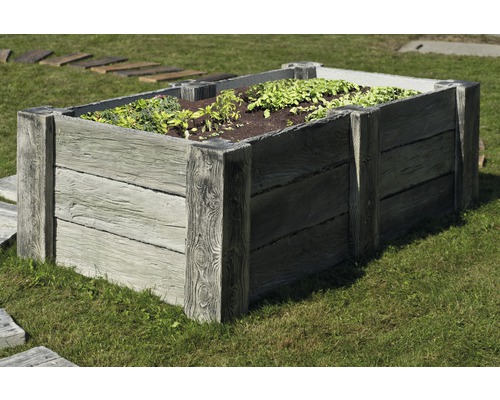 Jardinière surélevée en béton imitation bois dans le jardin