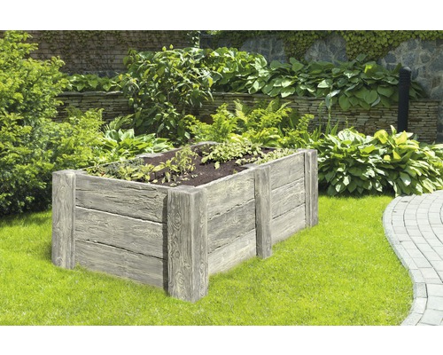 Jardinière surélevée imitation bois dans le jardin